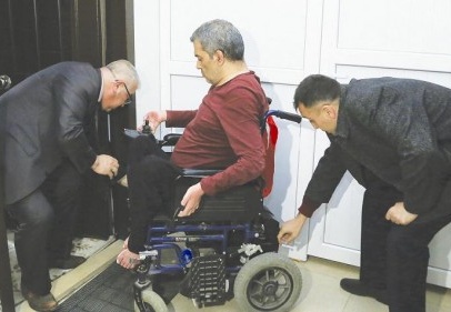 Yıldırım’a akülü tekerlekli sandalyesi teslim edildi