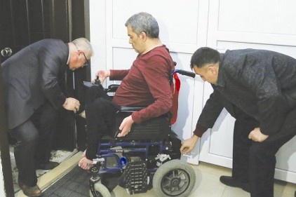Yıldırım&#8217;a akülü tekerlekli sandalyesi teslim edildi