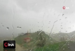 Yıldırımın düşme anı kameralara yansıdı