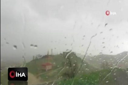 Yıldırımın düşme anı kameralara yansıdı