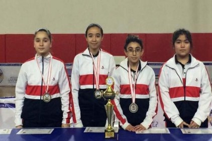 Yıldız Kız Masa Tenisi Takımı il ikincisi oldu