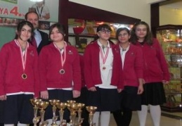 Yıldız kızlar badminton takımı il ikincisi oldu