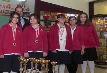 Yıldız kızlar badminton takımı il ikincisi oldu