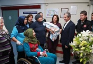 Yılın ilk bebeğini karşıladı