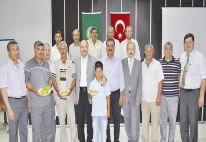 Yılın ilk boz Antep fıstığını üreten çiftçiler ödüllendirildi