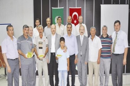 Yılın ilk boz Antep fıstığını üreten çiftçiler ödüllendirildi