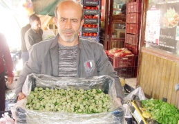 Yılın ilk yerli badem çağlası 25 liradan satışa sunuldu