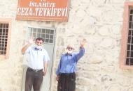 Yıllar önce yattıkları hapishaneye ziyaretçi olarak geldiler