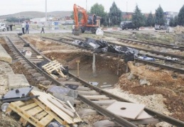 Yıllardan beri bakım yapılmayan raylar yağmura yenik düştü