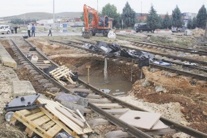 Yıllardan beri bakım yapılmayan raylar yağmura yenik düştü