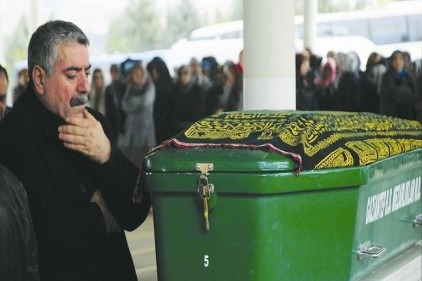 Yıllardır göremediği oğlunun tabutuna sarılmak nasib oldu