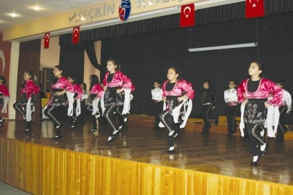 Yıllardır yaptığı ressimleri sergiledi 