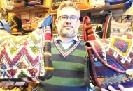 Yırtılmış kilim ve yünlerle çanta yapıp 20 ülkeye ihraç ediyor