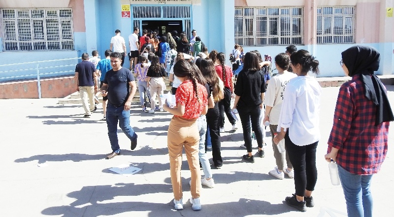 YKS 2 yıl aradan sonra ilk kez maskesiz düzenlendi