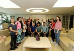 YKS’de başarılı olan öğrencileri tebrik etti