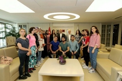 YKS&#8217;de başarılı olan öğrencileri tebrik etti