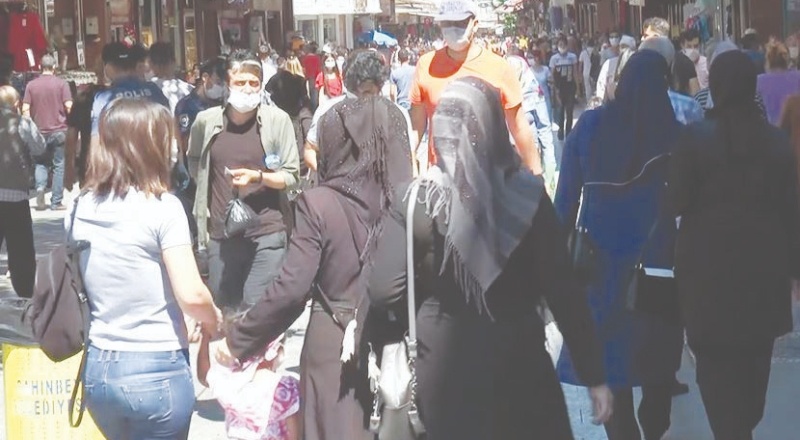 Yoğun bakım hasta sayısı artıyor, çarşıdaki yoğunluk azalmıyor