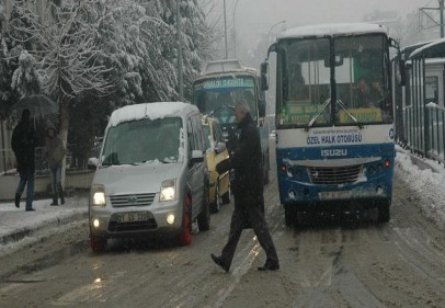 Yoğun kar yağışı hayatı olumsuz etkiliyor