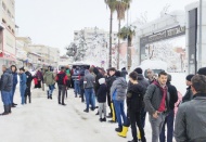Yoğun kar yağışı nedeniyle yollar kapanınca devreye polisler girdi