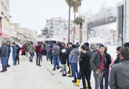 Yoğun kar yağışı nedeniyle yollar kapanınca devreye polisler girdi