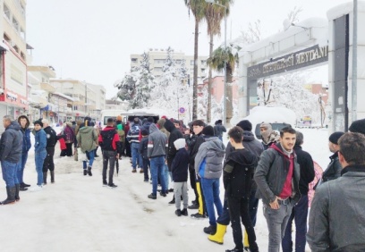 Yoğun kar yağışı nedeniyle yollar kapanınca devreye polisler girdi