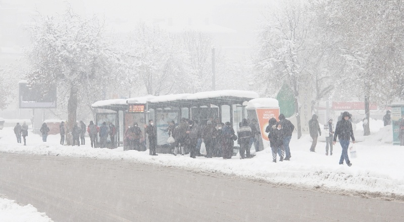 Yoğun kar yağışı sürüyor
