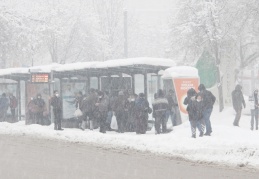 Yoğun kar yağışı sürüyor