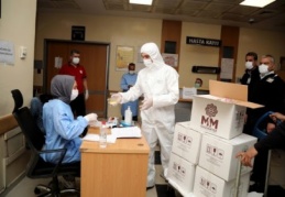 Yoğun mesai harcayan sağlık çalışanlarına tatlı dağıtıldı