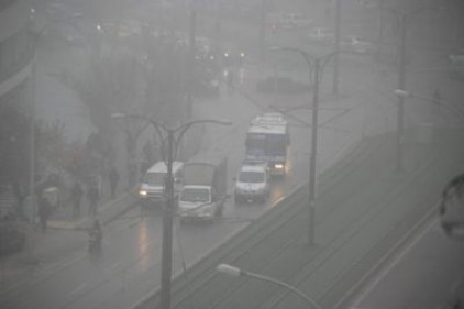 Yoğun sis hava trafiğini de aksatıyor