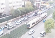 Yoğun trafikte ambulans dakikalarca yolda kaldı