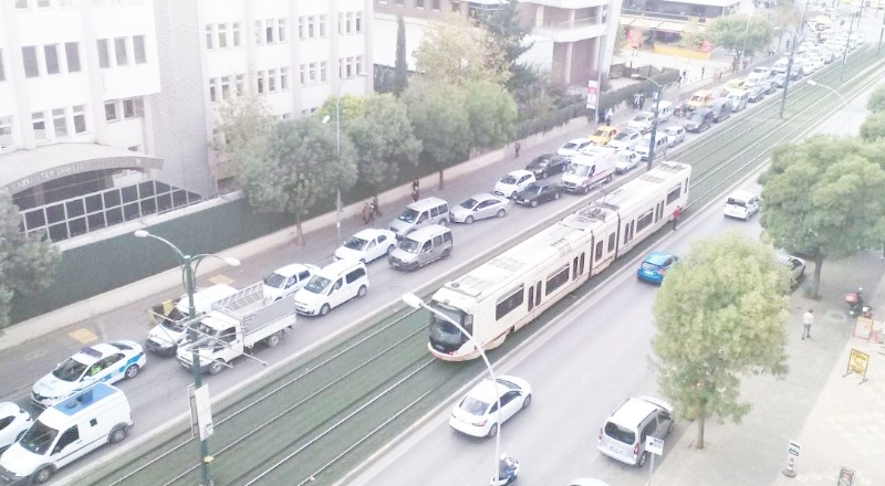 Yoğun trafikte ambulans dakikalarca yolda kaldı
