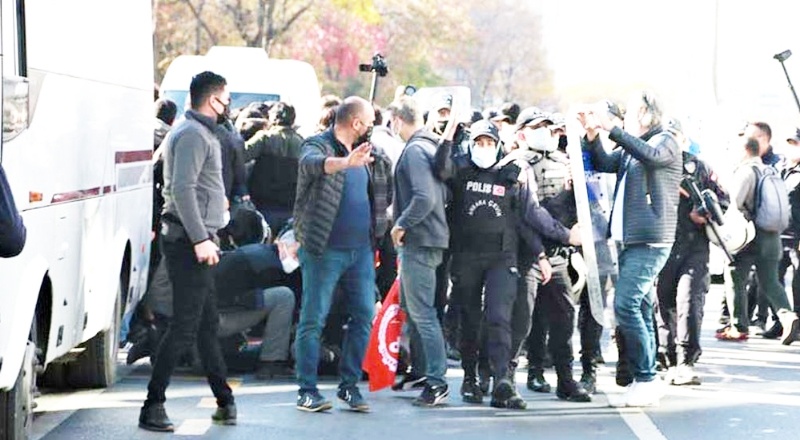 YÖK eylemine polis müdahalesi: Öğrenciler gözaltına alındı