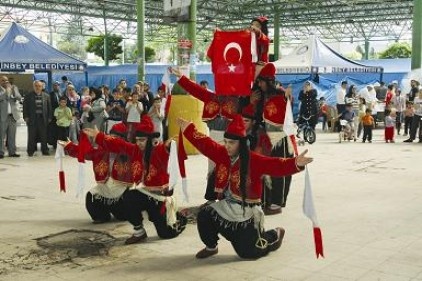 Yoksul öğrenciler için kermes düzenlendi 