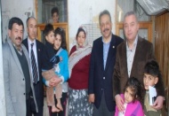 Yoksulluk paçalarından akıyor