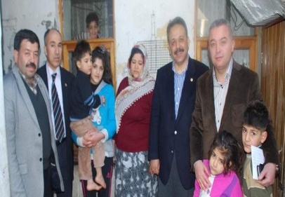 Yoksulluk paçalarından akıyor