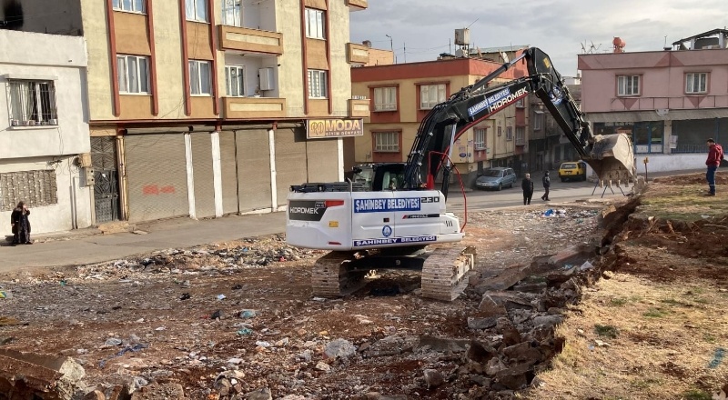 Yol açma çalışmaları devam ediyor