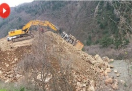 Yol Çalışmasında Hafriyat Kamyonu Devrildi