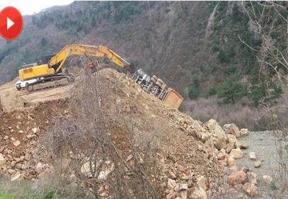 Yol Çalışmasında Hafriyat Kamyonu Devrildi
