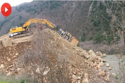 Yol Çalışmasında Hafriyat Kamyonu Devrildi