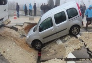 Yol çöktü, 13 kişi yaralandı