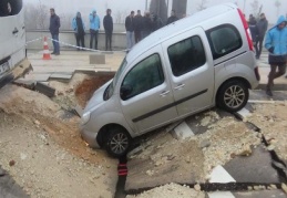 Yol çöktü, 13 kişi yaralandı