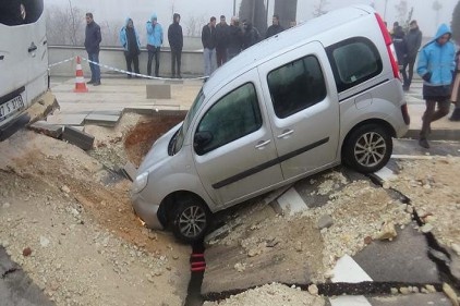 Yol çöktü, 13 kişi yaralandı