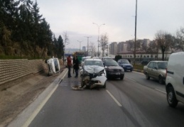 Yol kenarında duran araca arkadan gelen otomobil çarptı