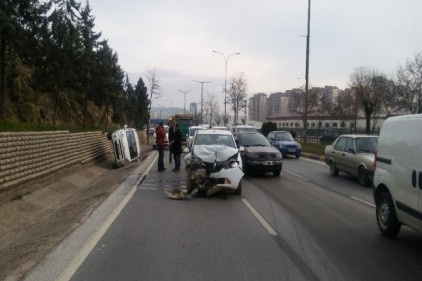 Yol kenarında duran araca arkadan gelen otomobil çarptı