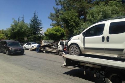 Yol kenarındaki araçlar toplatıldı