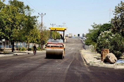 Yol Şube Müdürlüğü ekipleri asfaltlama ve yama yapıyor