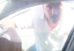 Yol vermeyen sürücüye karton kutuyla saldırdı