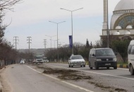 Yola dökülen gübre, trafikte tehlikeye neden oldu