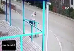 Yola düşen kadın ölümden kıl payı kurtuldu