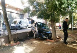 Yola fırlayan çocuğa çarpmamak isterken parka uçtu 